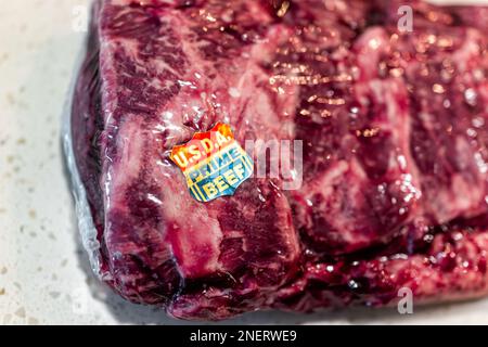 Naples, USA - 11. Mai 2022: Prime USDA-Rindfleischaufkleber auf vollständig verpacktem gerösteten New York Strip Red Meat Steak von Costco Bulk Brand Stockfoto