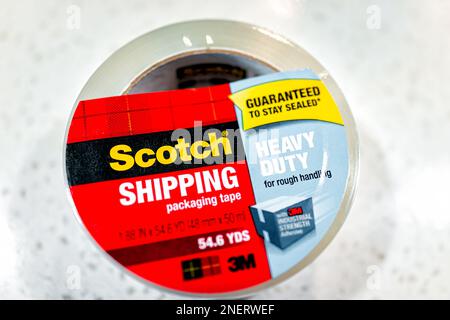 Neapel, USA - 1. Mai 2022: Makro für die Nahaufnahme von Scotch Tape 3M Verpackungskleber für schwere Verpackungen für Versandpakete Stockfoto