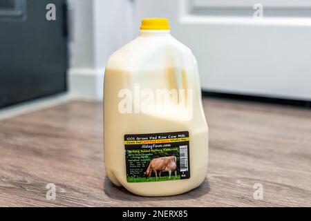 Naples, USA - 17. Mai 2022: Gallonen-Kunststoffbehälter mit roher, nicht pasteurisierter Kuhmilch von Alday Florida Farm, nicht für den menschlichen Verzehr Stockfoto