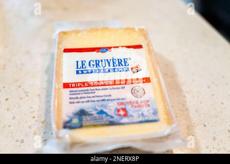 Neapel, USA - 22. Mai 2022: Le Gruyere Cheese aus der Schweiz Schild Emmi Brand Macro Nahaufnahme mit Text für traditionelles schweizer Produkt Stockfoto