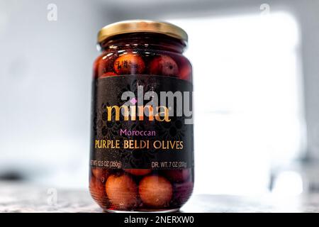 Avon, USA - 18. Juni 2022: Marokkanische lila beldi olives von Mina in einer Makro-Nahaufnahme mit Bokeh-Hintergrund Stockfoto