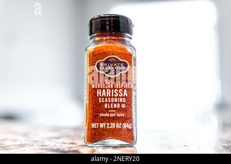 Avon, USA - 18. Juni 2022: Makroaufstellung der marokkanischen Eigenmarke Harissa Seasoning Blend Gewürzglasflasche von Kroger Stockfoto