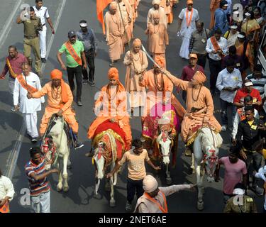 16. Februar 2023, Kolkata, Indien: Hindu-Mönche auf dem Rücken nehmen an einer Prozession anlässlich der Maha Shiv Ratri-Feier Teil. Es ist ein beliebtes hinduistisches Festival, das jedes Jahr zu Ehren des gottes Shiva gefeiert wird. Sie wird am 13. Tag des Phalguna-Monats des Hindu-Kalenders gefeiert. Am 16,2023. Februar in Kalkutta, Indien. (Foto von Saikat paul / Eyepix Group) Stockfoto