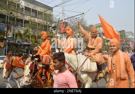 16. Februar 2023, Kolkata, Indien: Hindu-Mönche auf dem Rücken nehmen an einer Prozession anlässlich der Maha Shiv Ratri-Feier Teil. Es ist ein beliebtes hinduistisches Festival, das jedes Jahr zu Ehren des gottes Shiva gefeiert wird. Sie wird am 13. Tag des Phalguna-Monats des Hindu-Kalenders gefeiert. Am 16,2023. Februar in Kalkutta, Indien. (Foto von Saikat paul / Eyepix Group) Stockfoto