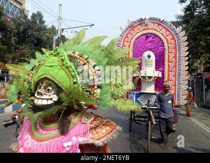 Traditionelle Chau Künstler nehmen am 16,2023. Februar an einer Prozession zum Maha Shiv Ratri in Kalkutta, Indien, Teil. - Die Eyepix-Gruppe Stockfoto