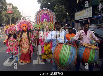 Traditionelle Chau Künstler nehmen am 16,2023. Februar an einer Prozession zum Maha Shiv Ratri in Kalkutta, Indien, Teil. - Die Eyepix-Gruppe Stockfoto