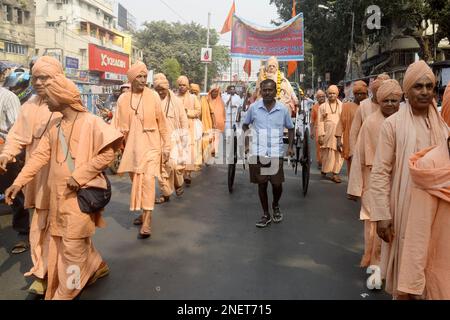 16. Februar 2023, Kolkata, Indien: Hindu-Mönche auf dem Rücken nehmen an einer Prozession anlässlich der Maha Shiv Ratri-Feier Teil. Es ist ein beliebtes hinduistisches Festival, das jedes Jahr zu Ehren des gottes Shiva gefeiert wird. Sie wird am 13. Tag des Phalguna-Monats des Hindu-Kalenders gefeiert. Am 16,2023. Februar in Kalkutta, Indien. (Foto von Saikat paul / Eyepix Group) Stockfoto