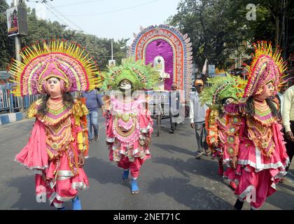 Traditionelle Chau Künstler nehmen am 16,2023. Februar an einer Prozession zum Maha Shiv Ratri in Kalkutta, Indien, Teil. - Die Eyepix-Gruppe Stockfoto