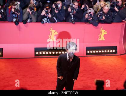 Berlin, Deutschland. 16. Februar 2023. Der Schauspieler Peter Dinklage kommt am Roten Teppich zur Eröffnung der Berlinale an. Kredit: Annette Riedl/dpa/Alamy Live News Stockfoto