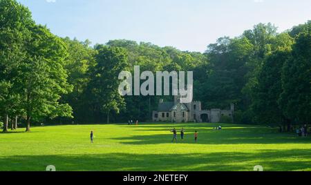 Vor dem Squires Castle, einer beliebten Attraktion östlich von Cleveland, Ohio, könnt ihr auf dem großen Rasen spielen und euch entspannen. Stockfoto