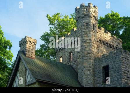 Turm und Kamin von Squires Castle, ursprünglich ein Pförtnerhaus für eine nie gebaute Hauptresidenz, stehen in einem beliebten Park in der Nähe von Cleveland, Ohio. Stockfoto