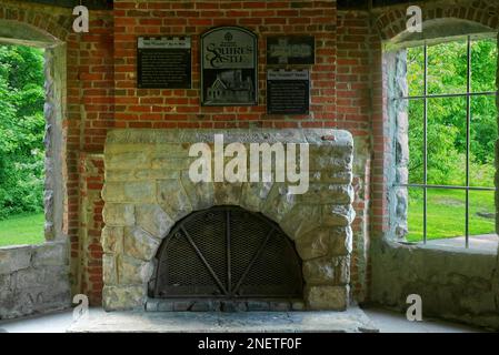 Der Steinkamin ist alles, was von der Bibliothek in Squire's Castle übrig ist, eine beliebte Attraktion in den Cleveland Metroparks. Stockfoto