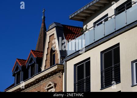 Altes Ziegelgebäude aus dem 19. Jahrhundert neben einem modernen Neubau in köln ehrenfeld Stockfoto