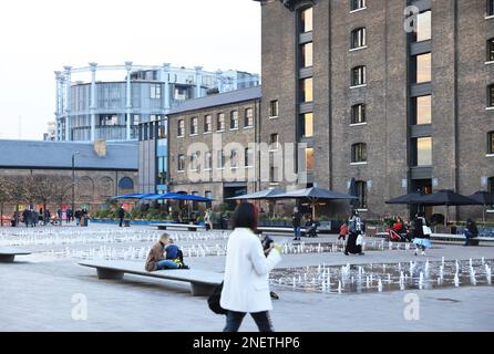 Wintersonne an der St. Martins Central School of Art und den Granary Square Brunnen in Kings Cross, Nord-London, Großbritannien Stockfoto