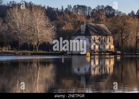 Reflets sur le lac du Causse - Moulin de Lissac Stockfoto