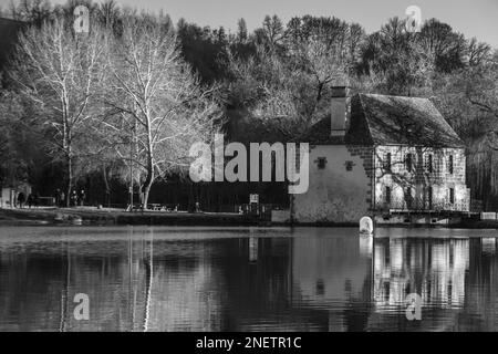 Reflets sur le lac du Causse - Moulin de Lissac Stockfoto