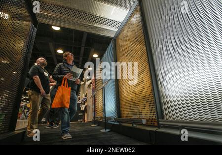 Vancouver, Kanada. 16. Februar 2023. Auf der BUILDEX-Messe in Vancouver, British Columbia, Kanada, am 16. Februar 2023 sehen sich die Menschen Wandverkleidungen an. Etwa 300 Aussteller aus der ganzen Welt stellten ihre neuesten Produkte und Technologien auf dieser Konferenz und Messe für die Bauindustrie vor. Kredit: Liang Sen/Xinhua/Alamy Live News Stockfoto