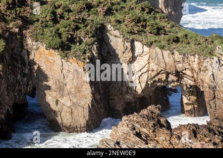 Wellen zwischen den Felsen an der Küste von asturien in nordspanien Stockfoto