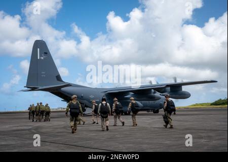 BARRIGADA, GUAM (31. JANUAR 2023) USA Marinespezialisten und Marines, die dem 13. Marine Expeditionary Unit Board zugeteilt wurden ein MC-130J Commando II, zugeteilt 353. Special Operations Wing, Prohearse Military Free Fall (MFF) Sprünge während der Ausbildung, die die Interoperabilität der Joint Force zwischen den in die USA eingesetzten Streitkräften stärken sollen Verantwortungsgebiet des Kommandos Indo-Pazifik. Der MFR ermöglicht spezialisierten Betreibern den Zugang zu Abwurfzonen in Sperrgebieten, die weit von den Flugzeugen entfernt sind, aus denen sie gesprungen sind. Naval Special Warfare ist die Elite der Marine-Spezialeinsatztruppe der Nation, einzigartig positioniert für Ex Stockfoto