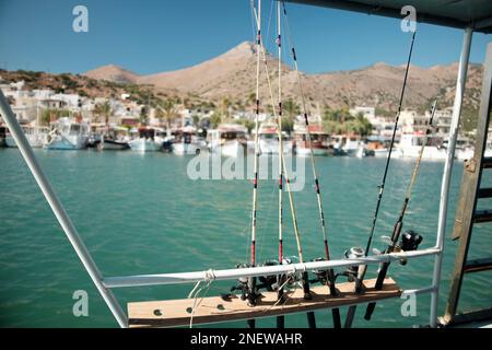 Angelruten und Angelruten in Eloundas, Kreta, Griechenland Stockfoto