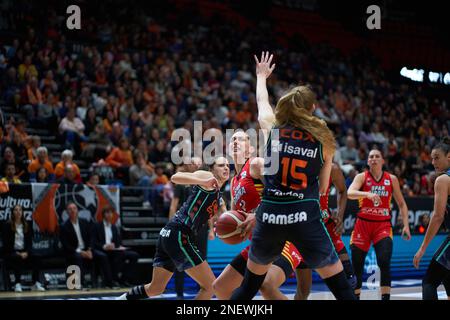 Angela Salvadores aus Valencia Basket (L), Mariana Tolo aus Spar Girona (C) und Lauren Cox aus Valencia Basket (R) in Aktion während der J21. Liga Femenina Stockfoto