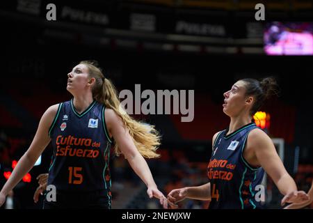 Lauren Cox von Valencia Basket (L) und Raquel Carrera von Valencia Basket (R) in Aktion während der Liga Femenina Endesa J21 in Fuente de San Luis Sport Stockfoto