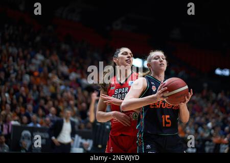 Mariana Tolo von Spar Girona (L) und Lauren Cox von Valencia Basket (R) in Aktion während der J21 stattfindenden Liga Femenina Endesa in der Fuente de San Luis Sporthalle ( Stockfoto