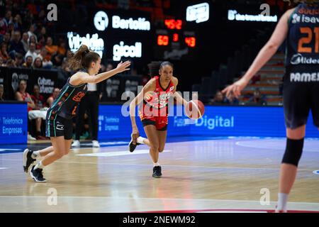 Laia Lamana von Valencia Basket (L) und Rebekah Gardner von Spar Girona (R) in Aktion während der J21. Liga Femenina Endesa in Fuente de San Luis Sport H Stockfoto