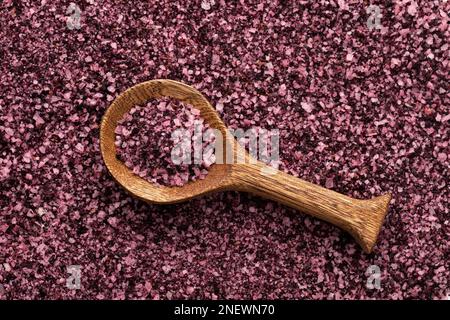 Natürliches Hibiskussalz in Holzlöffel - feine Kristalle zum Würzen Stockfoto