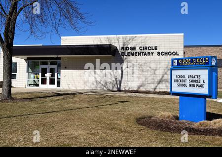 Streamwood, Illinois, USA. Eine Grundschule in der Nachbarschaft in einem öffentlichen Schulsystem in den Vororten von Chicago. Stockfoto