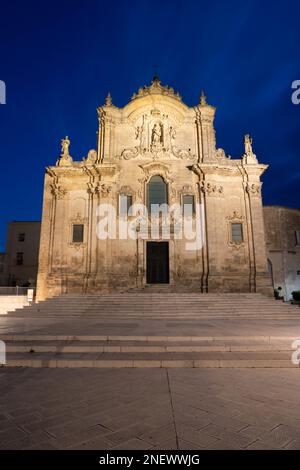 Matera - das barocke Portal von Chiesa dis San Francisco Assisi in der Abenddämmerung. Stockfoto