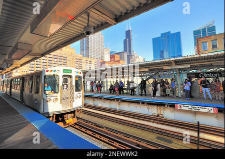 Chicago, Illinois, USA. Ein CTA Green Line Zug, der an Chicagos Clinton Street Station ankommt, während eines Rush Hour Abends. Stockfoto