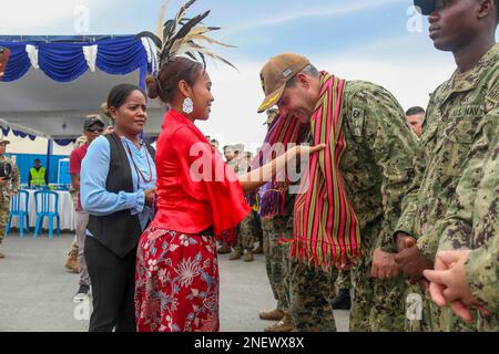 Dili, Osttimor. 9. Februar 2023. Hauptmann Douglas Langenberg, kommandierender Offizier des Amphibienschiffs USS John P. Murtha (LPD 26), wird im Februar in Timor-Leste für Zusammenarbeit bei der Vorbereitung und Ausbildung auf dem Wasser (KARAT)/bei der Meeresübung (MAREX) 2023 in Dili begrüßt. 10, 2023. CARAT/MAREX Timor-Leste ist eine bilaterale Übung zwischen Timor-Leste und den USA, die darauf abzielt, die regionale Sicherheitszusammenarbeit zu fördern, maritime Partnerschaften aufrechtzuerhalten und zu stärken und die maritime Interoperabilität zu verbessern. Im 28. Jahr besteht die KARAT-Serie aus multinationalen Übungen, die die USA verbessern sollen Stockfoto