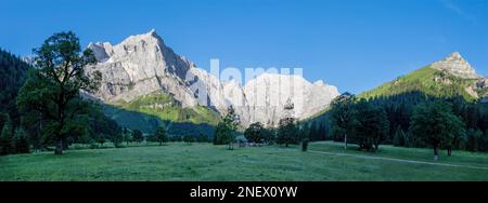 Das Morgenpanorama der Nordwände des Karwendelgebirges - Wände der Spritzkar-spitze und Grubenkar-spitze von enger Tall - Grosser Ahornboden Wand Stockfoto