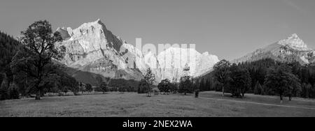 Das Morgenpanorama der Nordwände des Karwendelgebirges - Wände der Spritzkar-spitze und Grubenkar-spitze von enger Tall - Grosser Ahornboden Wand Stockfoto