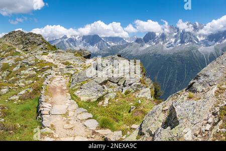 Der Turm Les Aiguilles im Mont Blanc Massiv vom Aufstieg nach Brevent - Chamonix. Stockfoto