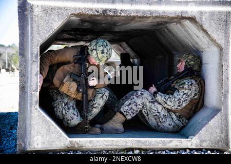 Hattiesburg, Mississippi, USA. 3. Februar 2023. Seabees, dem Mobile Naval Construction Battalion 133 (NMCB 133) zugeteilt, gehen während eines simulierten Raketenangriffs auf Camp Shelby, Mississippi, 3. Februar 2023 in Bunker. NMCB 133 führt im Camp Shelby, Mississippi, eine Feldübung durch, die im Rahmen des Navy Expeditionary Combat Command durchgeführt wird und die Fortgeschrittensphase des Einsatzbereitschaftstrainings (FRTP) durchführt. Kredit: USA Navy/ZUMA Press Wire Service/ZUMAPRESS.com/Alamy Live News Stockfoto