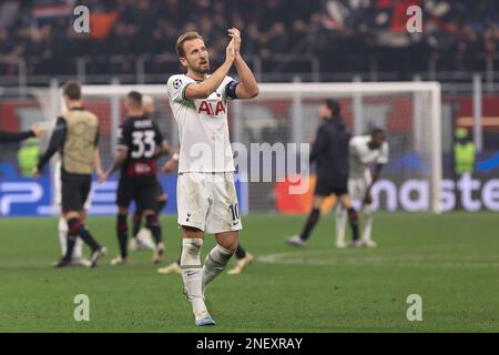 Mailand, Italien. 14. Februar 2023. Italien, Mailand, 14 2023. februar: Harry Kane (Tottenham Stürmer) begrüßt die Fans am Ende des Fußballspiels AC MILAN vs TOTTENHAM HOTSPUR, Runde mit 16 1. Beinen UCL 2022-2023 San Siro Stadion (Bild: © Fabrizio Andrea Bertani/Pacific Press via ZUMA Press Wire) NUR REDAKTIONELLE VERWENDUNG! Nicht für den kommerziellen GEBRAUCH! Stockfoto