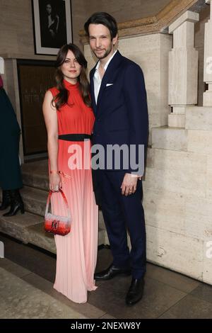 Berlin, Deutschland. 17. Februar 2023. Alice Dwyer und Sabin Tambrea kommen zur Berliner Eröffnungsnacht, die während der Berlinale stattfindet. Kredit: Jörg Carstensen/dpa/Alamy Live News Stockfoto