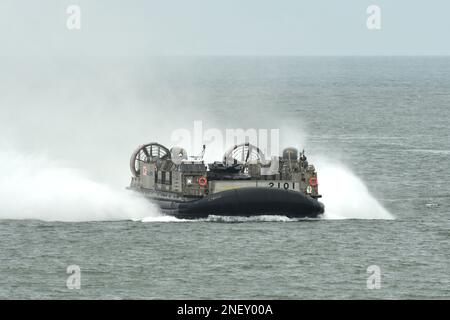 Präfektur Shizuoka, Japan - 07. Juli 2018: Japan Maritime Self-Defense Force LCAC-1 Luftkissenfahrzeug führt eine amphibische Landungsübung durch. Stockfoto