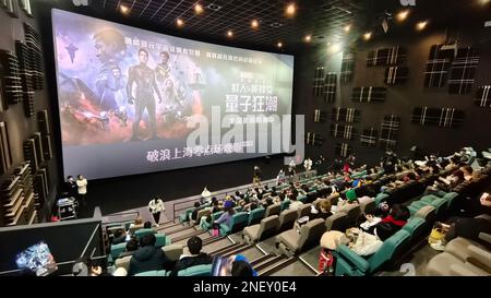 SHANGHAI, CHINA - 16. FEBRUAR 2023 - Fans sehen den Marvel Studios Superhelden Film Ant-man and the Wasp: Quantumania, produziert von Disney Pictures, unter Stockfoto