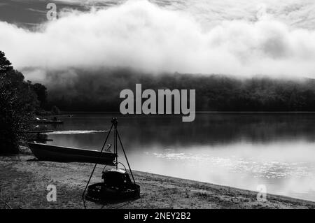 Neblig am Abend Blick auf einen See im Quebec-Land nach dem Regen, Kanada - Schwarz-Weiß-Bild Stockfoto