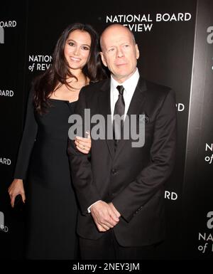 6. Januar 2015, New York, New York, USA: Schauspieler BRUCE WILLIS und Ehefrau EMMA HEMING WILLIS nehmen an der 2014 National Board of Review Gala in der Cipriani 42. Street Teil. (Kreditbild: © Nancy Kaszerman/ZUMAPRESS.com) NUR REDAKTIONELLE VERWENDUNG! Nicht für den kommerziellen GEBRAUCH! Stockfoto