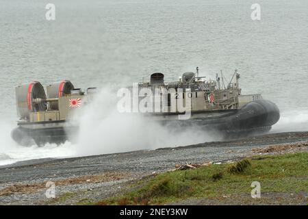 Präfektur Shizuoka, Japan - 07. Juli 2018: Japan Maritime Self-Defense Force LCAC-1 Luftkissenfahrzeug führt eine amphibische Landungsübung durch. Stockfoto