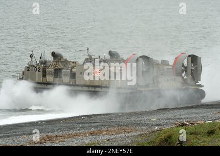 Präfektur Shizuoka, Japan - 07. Juli 2018: Japan Maritime Self-Defense Force LCAC-1 Luftkissenfahrzeug führt eine amphibische Landungsübung durch. Stockfoto