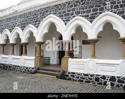 Wunderschöne symmetrische Bogenmuster, Vorderansicht des alten Tempels in der festung galle sri lanka. Stockfoto