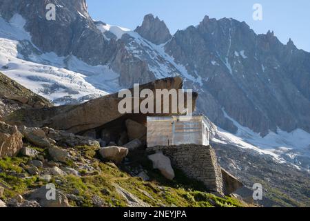 Das alte Chalet Refuge du Couvercle über dem Gletscher Mer de Glace. Stockfoto