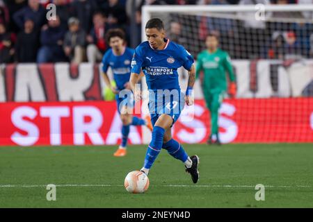 Sevilla, Sevilla, Spanien. 16. Februar 2023. Mauro Junior von PSV Eindhoven läuft mit dem Ball während der UEFA Europa League-Knockout-Runde. Am 16. Februar 2023 in Sevilla, Spanien, spielt der FC Sevilla und PSV Eindhoven bei Estadio Ramon Sanchez Pizjuan das erste Spiel der Etappe. (Kreditbild: © Jose Luis Contreras/DAX via ZUMA Press Wire) NUR REDAKTIONELLE VERWENDUNG! Nicht für den kommerziellen GEBRAUCH! Stockfoto