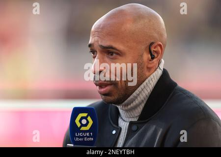 Monaco, Monaco, 11. Februar 2023. Thierry Henry, ehemaliger Stürmer von Monaco, Arsenal und Frankreich, kommentierte Amazon Prime vor dem Start des Spiels Uber Eats Ligue 1 bei Stade Louis II, Monaco. Der Bildausdruck sollte lauten: Jonathan Moscrop/Sportimage Stockfoto