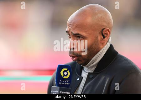 Monaco, Monaco, 11. Februar 2023. Thierry Henry, ehemaliger Stürmer von Monaco, Arsenal und Frankreich, kommentierte Amazon Prime vor dem Start des Spiels Uber Eats Ligue 1 bei Stade Louis II, Monaco. Der Bildausdruck sollte lauten: Jonathan Moscrop/Sportimage Stockfoto